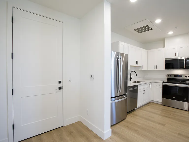 1580 W Garfield St — Photo 22