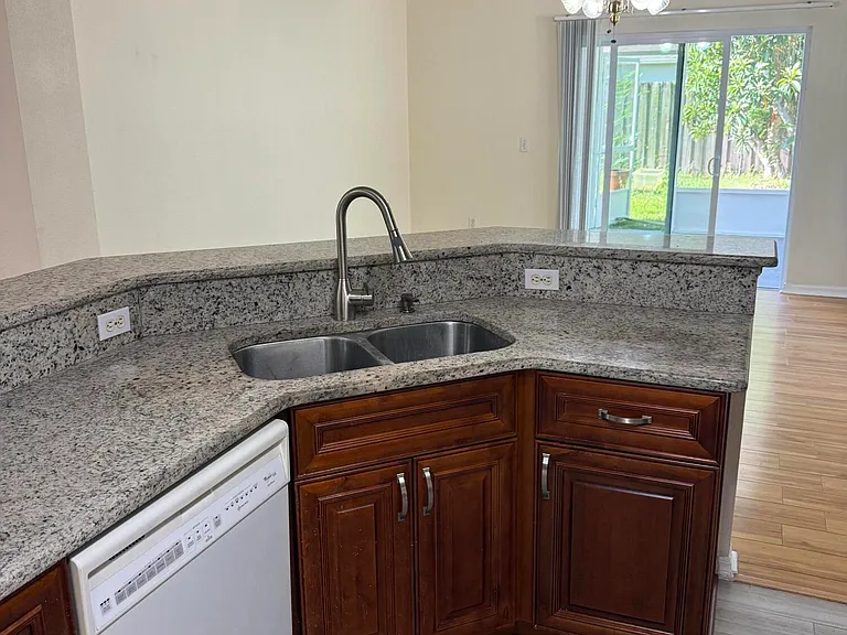 1178 White Oak Cir — Photo 5