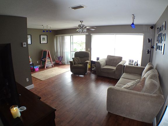 5th image of 76 Carriage Hill Cir