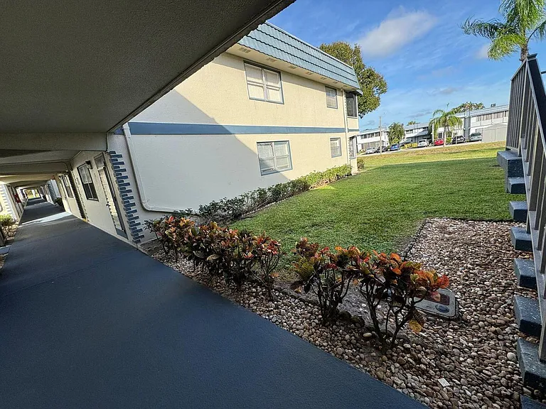 201 Brittany E — Photo 22
