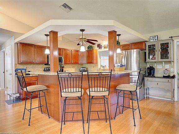 2nd image of 220 Captiva Way NE