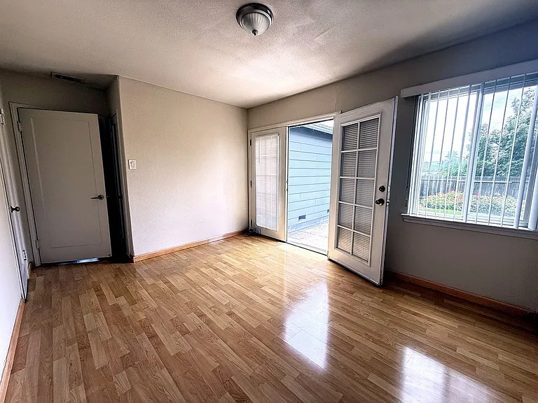 2314 Upland Dr — Photo 2