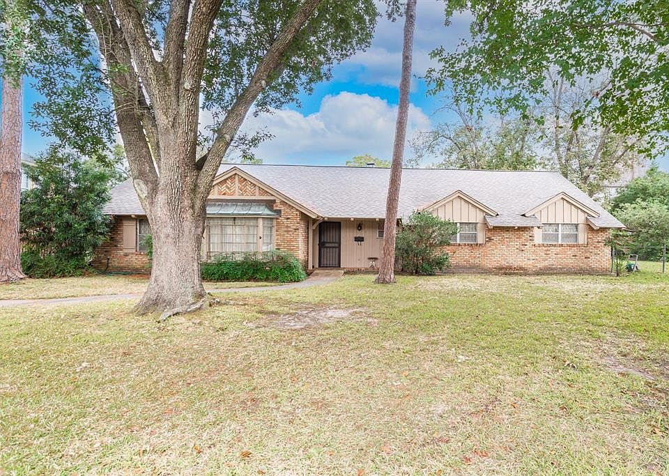 Awesome lot on curve with wide back yard
