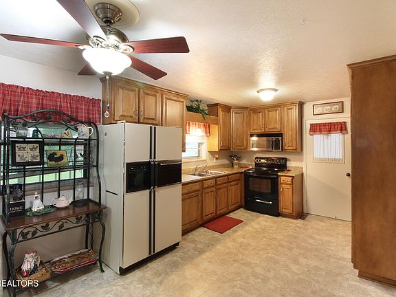 4th image of 301 Arbor Dr