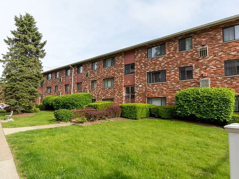 Edgewood Court Apartments — Photo 13