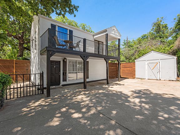 Brand new 8 foot tall privacy fence installed by Magnolia Fence.