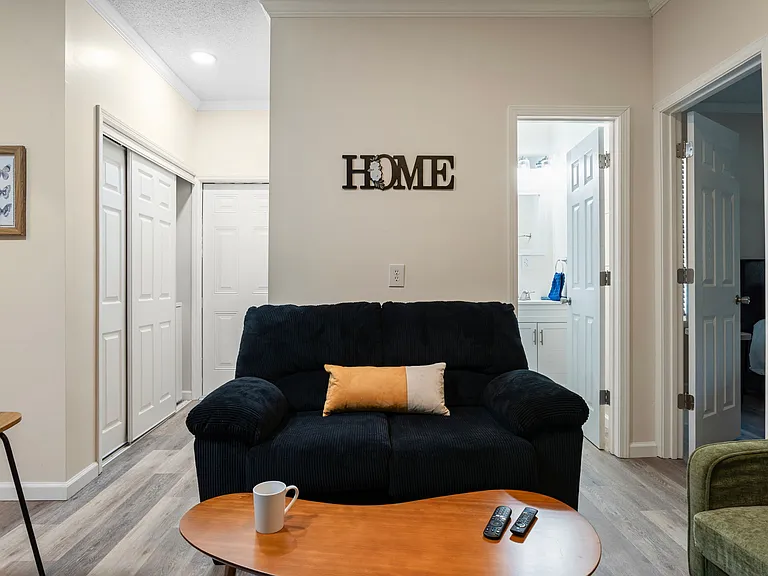 1019 W Rowan St #2 — Photo 1