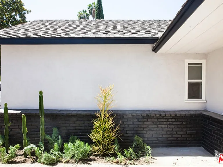 6905 Costello Ave — Photo 2