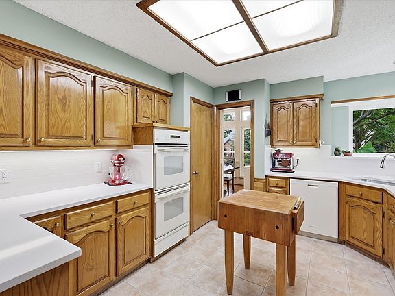4th image of 732 Meadowlark Ln
