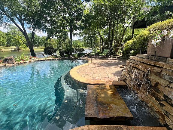 3rd image of 224 Colonial Dr