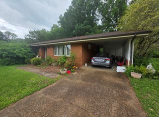 1115 E Blythe St, Paris, TN 38242