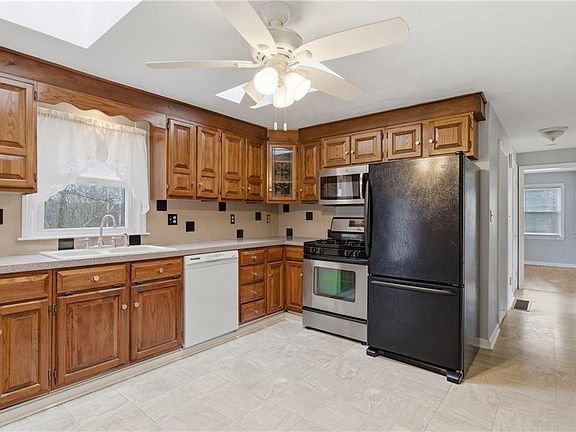 5th image of 31 Flora Ave