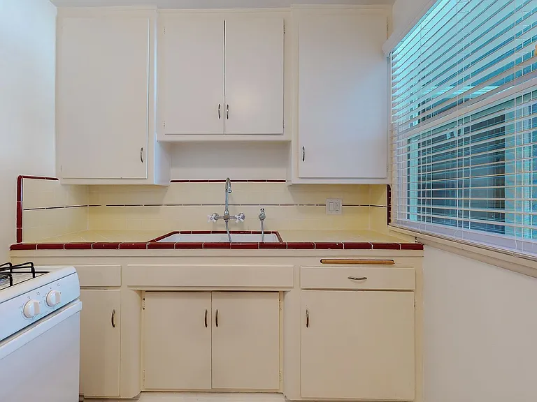 Westwood Hills Apartment — Photo 14