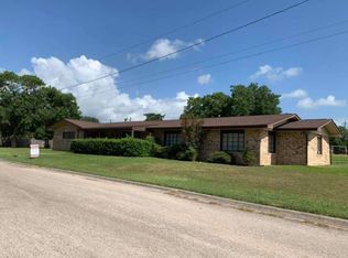 405 Page St, Hallettsville, TX 77964