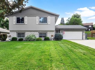 5213 Overlook Dr, Bloomington, MN 55437