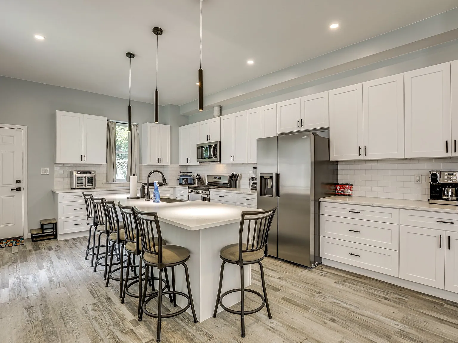 4 bed, 3.5 bath, 3145 sqft, $4,600 — Photo 1