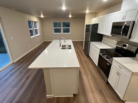 2nd image of 904 Chambers St SE