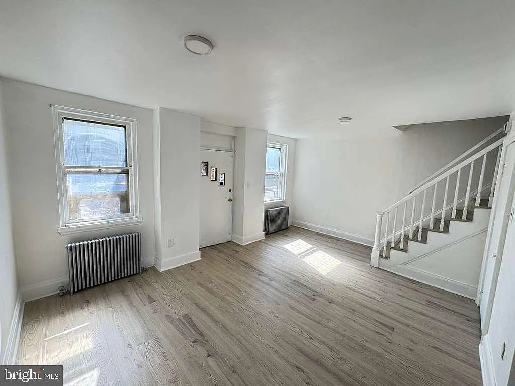 3 bed, 1.0 bath, 1040 sqft, $1,900 — Photo 3