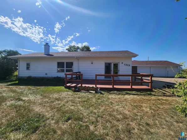 1313 SW 1st St, Madison, SD 57042