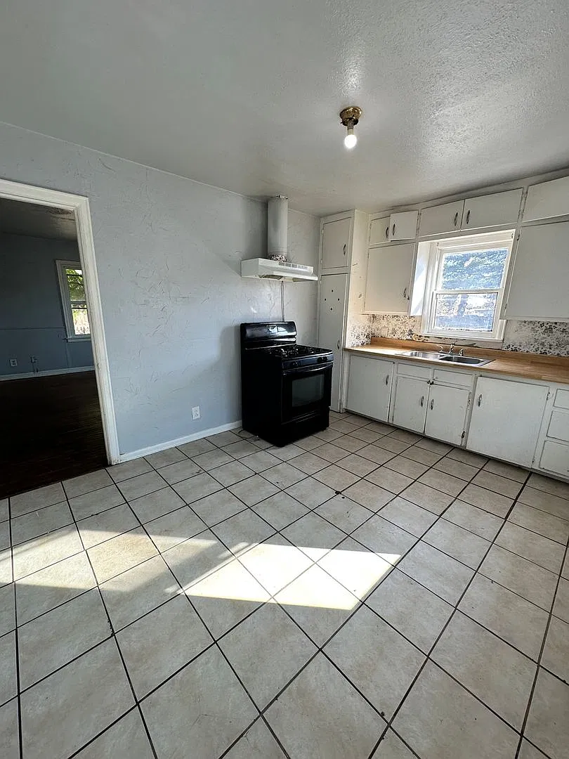 824 South Parker Street — Photo 4