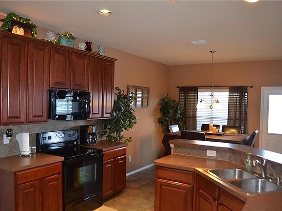 5th image of 633 Azalea Dr