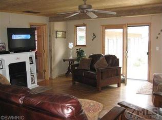 569 Hoffman St, Saugatuck, MI 49453