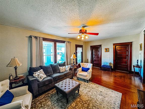 5th image of 209 E Walnut St