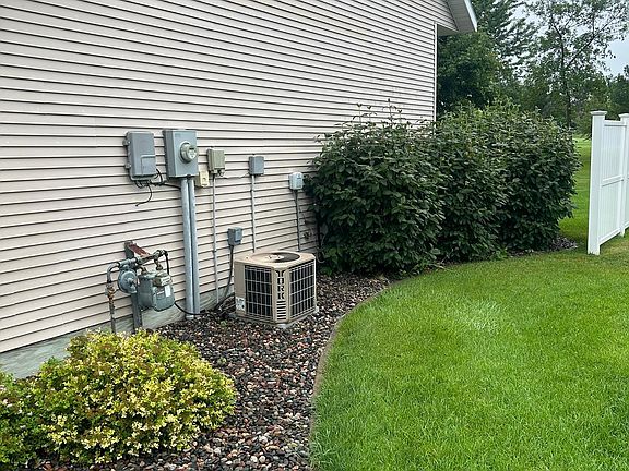3rd image of 3310 Eagle Ridge Dr W