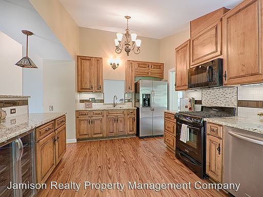 4th image of 924 Laurel Park Ln