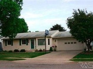 5513 W Deer Creek Dr, Sioux Falls, SD 57106