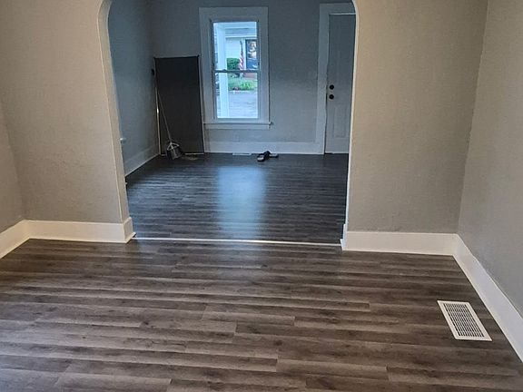 4th image of 315 Lawrence Ave