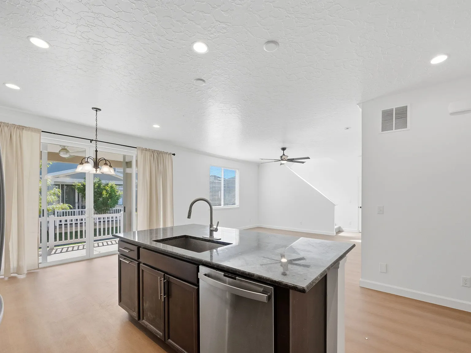 3 bed, 2.5 bath, 1831 sqft, $2,250 — Photo 3