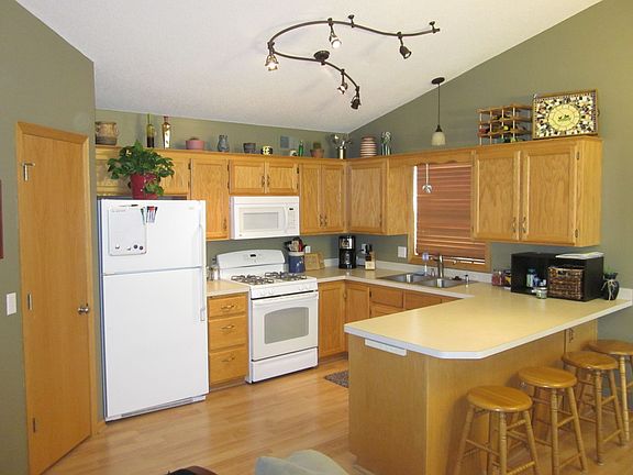 Kitchen with breakfast Bar