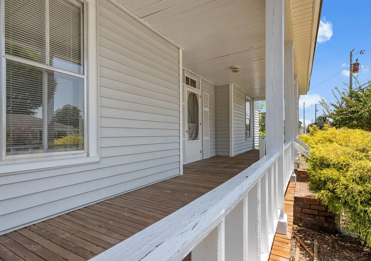 Beautiful Home Downtown Lillington — Photo 3