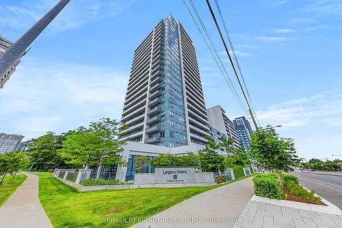 7890 Bathurst St Photo 1