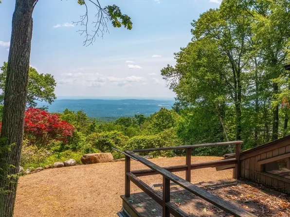 90 Pineridge Rd, Montgomery, MA 01085