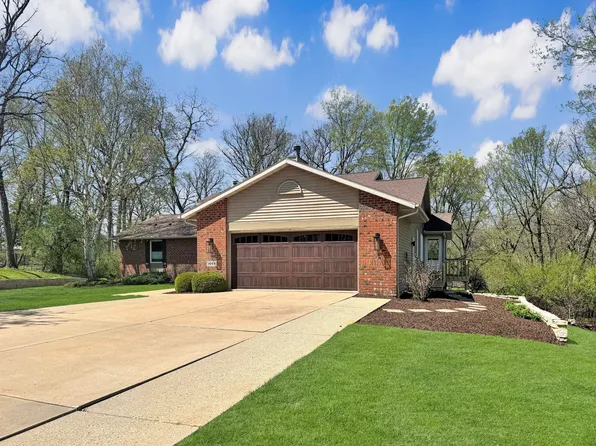 1669 Barberry Cir, Freeport, IL 61032