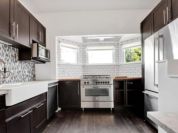 Bertazonni stove, carrera marble, Bosch 800 diswasher, nice backsplash, island for stools