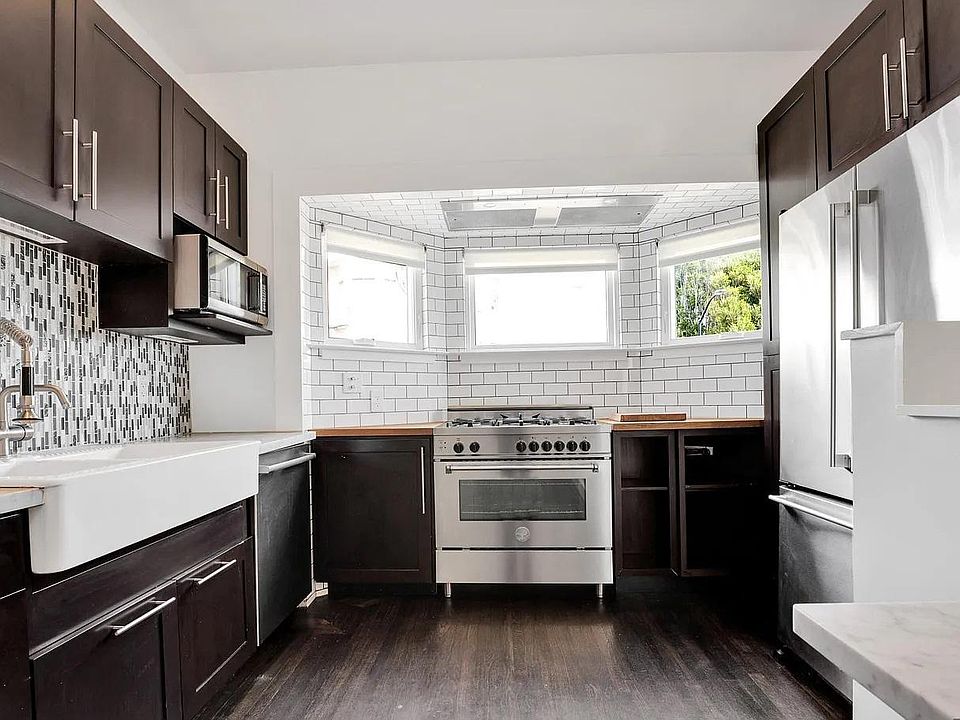 Bertazonni stove, carrera marble, Bosch 800 diswasher, nice backsplash, island for stools