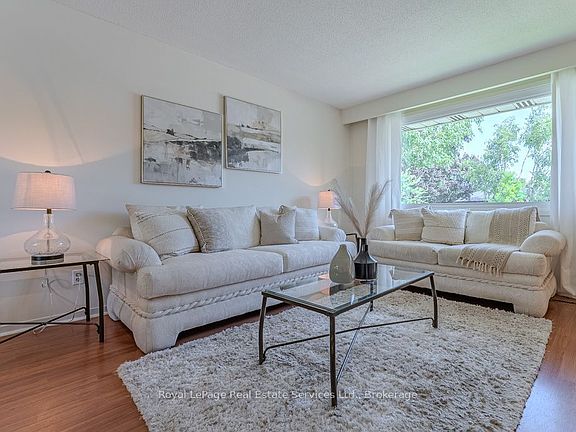 4th image of 668 Maclaren Dr