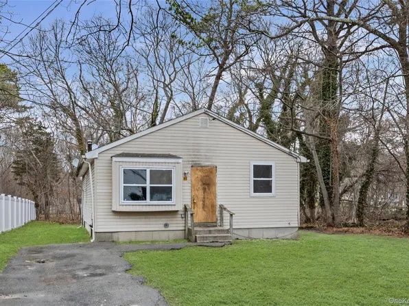 85 Norfleet Lane, Coram, NY 11727