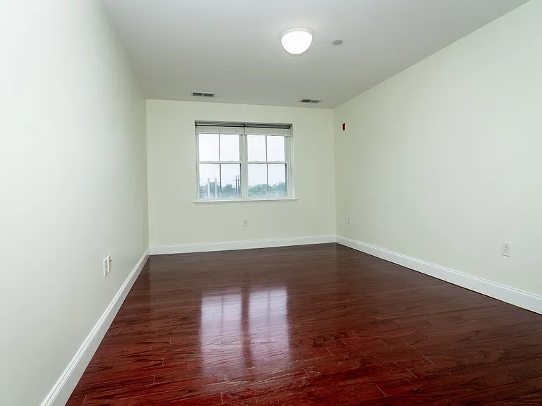 120 Wyllis Ave #319 — Photo 6