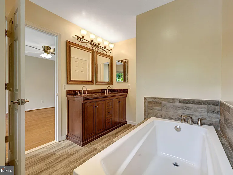 8995 Parliament Dr — Photo 31