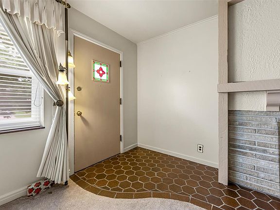 4th image of 5826 Jamieson Ave