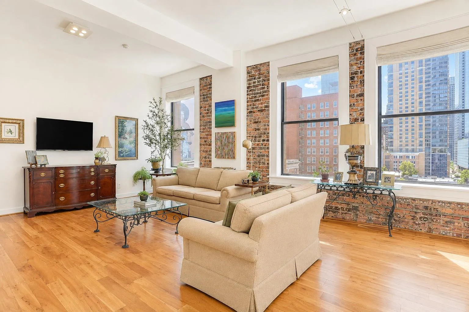 1 bed, 1.0 bath, 886 sqft, $2,200 — Photo 3