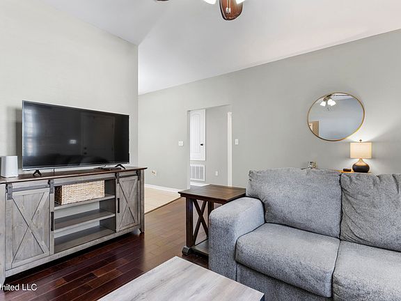 5th image of 18495 Devin Ct
