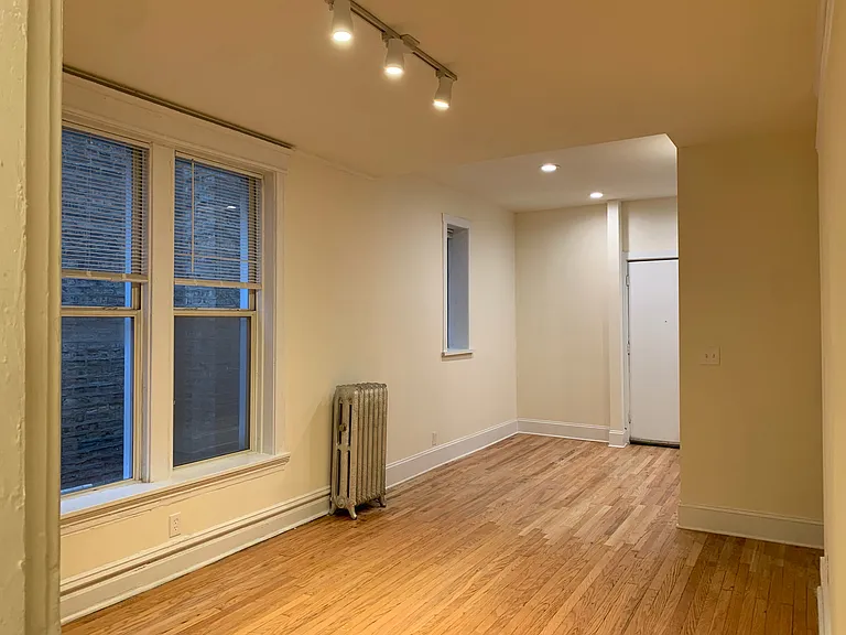 1039 W Barry Ave #2 — Photo 15