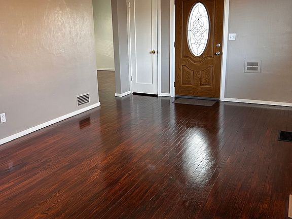 3rd image of 130 E St NE