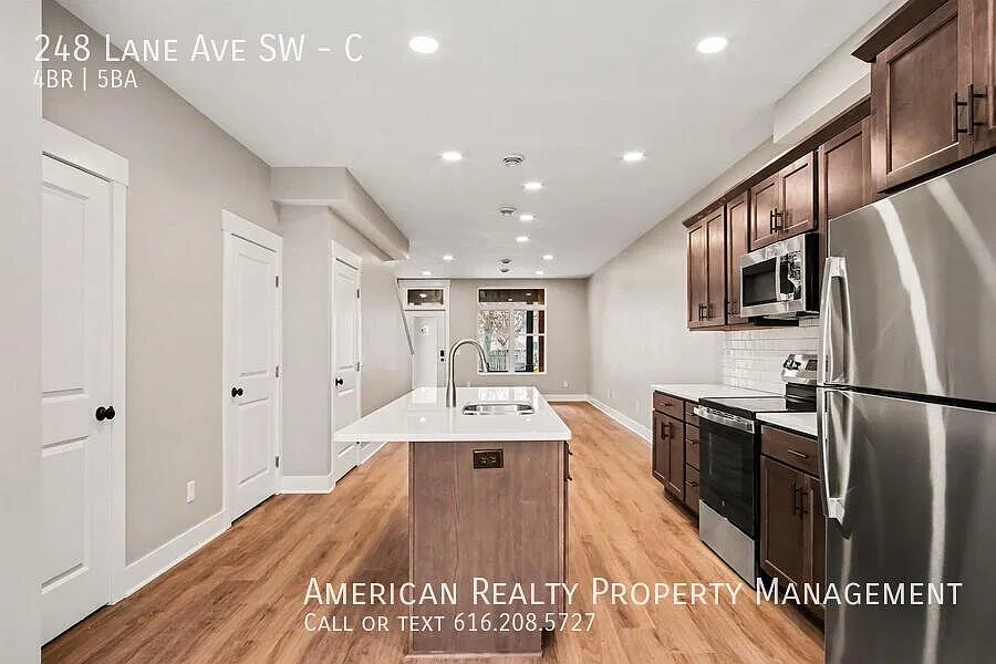 4 bed, 4.5 bath, 2448 sqft, $3,300 — Photo 4