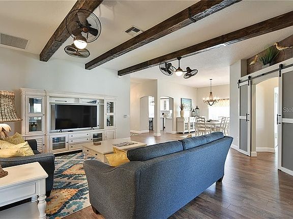 4th image of 704 Perez Pl